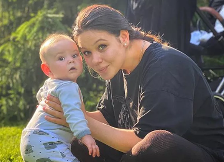 Елена Ильиных поделилась редкими фото их с Сергеем Полуниным сына Мира