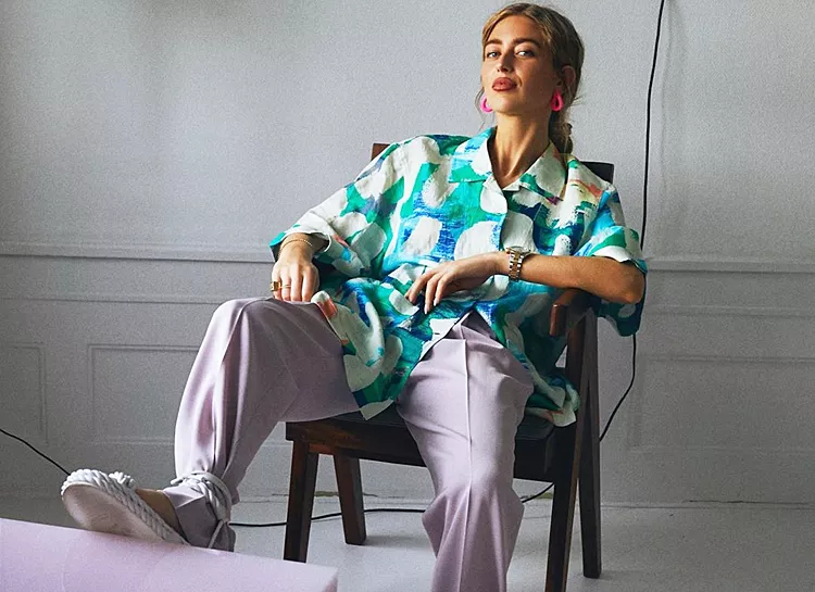 Стиль fashion-инфлюенсеров: свободные отношения Эмили Синдлев с цветовым спектром и резонирующими принтами