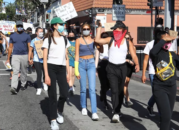 Коул Спроус и Кайя Гербер замечены вместе на митинге против расизма