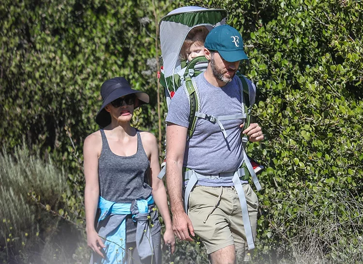 Редкие кадры: Джессика Честейн отметила день рождения с мужем и дочерью в походе