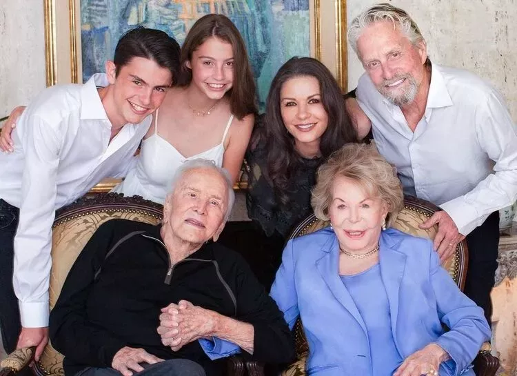 Вдова Кирка Дугласа Энн Байденс скончалась на 103-м году жизни