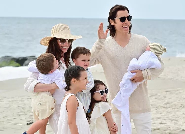 Семейная идиллия: Энн Хэтэуэй и Джаред Лето на съемках сериала в Нью-Йорке