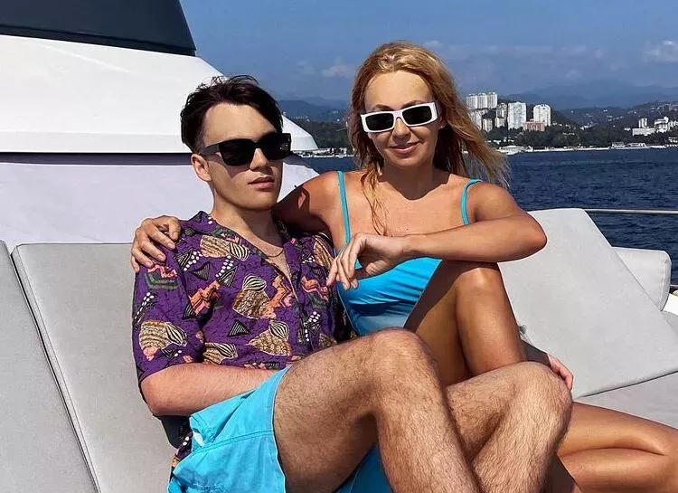 Яна Рудковская поделилась фото со старшим сыном и рассказала об остальных: У меня их четыре и все живут со мной