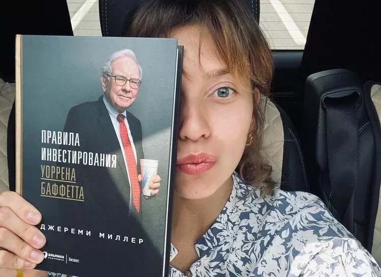 Что читают знаменитости: рекомендации Регины Тодоренко, Риз Уизерспун и других звезд
