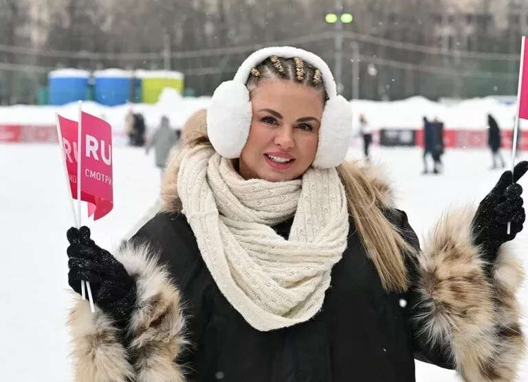 Анна Семенович упала на катке из-за старой травмы