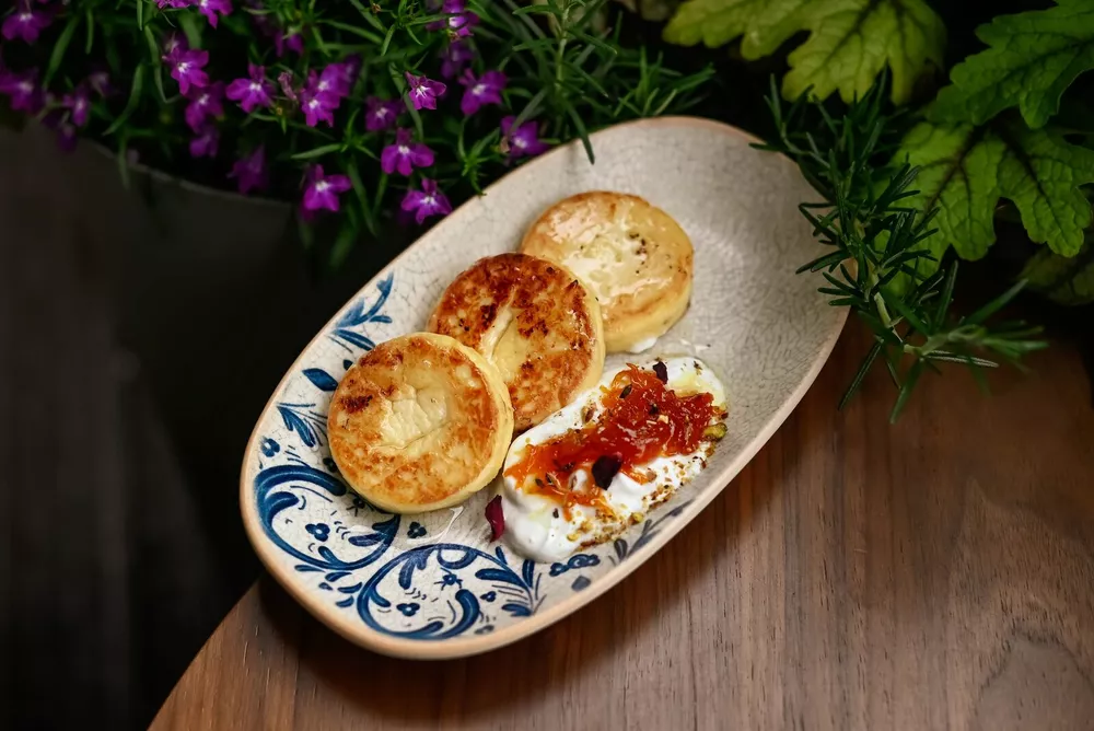 Сырники с апельсиновым конфитюром (450 руб.)