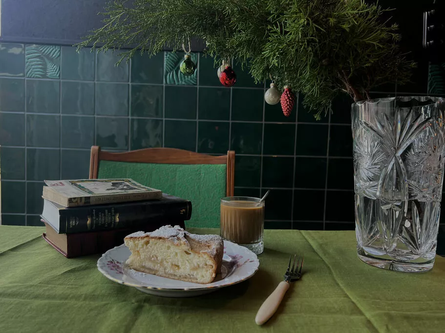 Шарлотка с яблоками и какао “Банановое печенье” со взрывной карамелью
