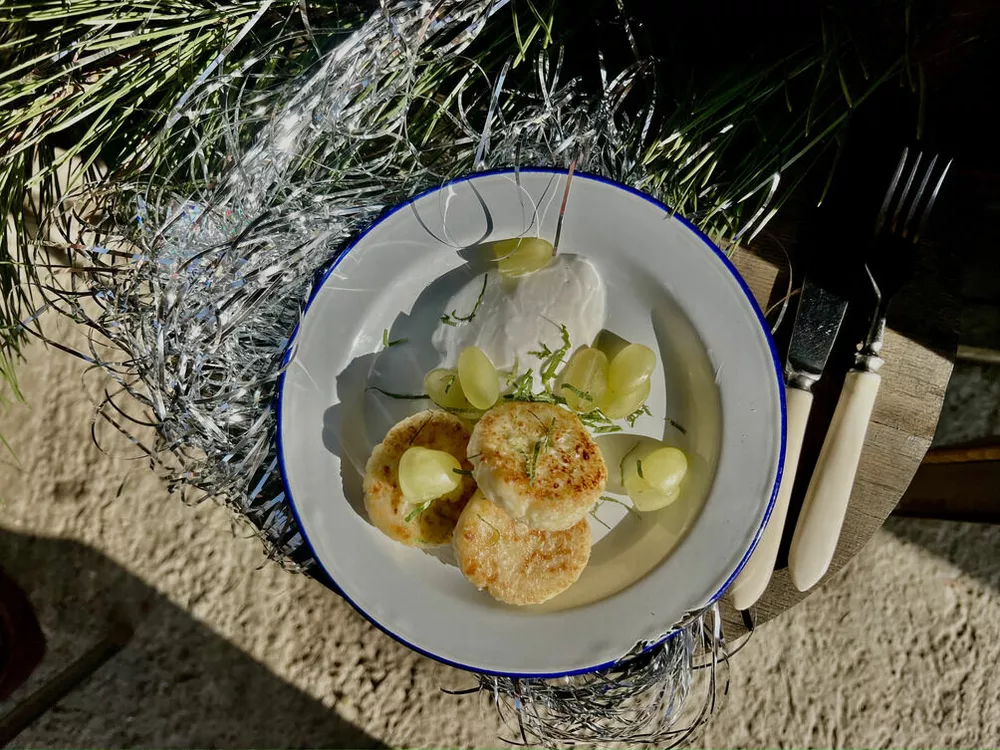 Сырники с кокосовой сметаной и мятой