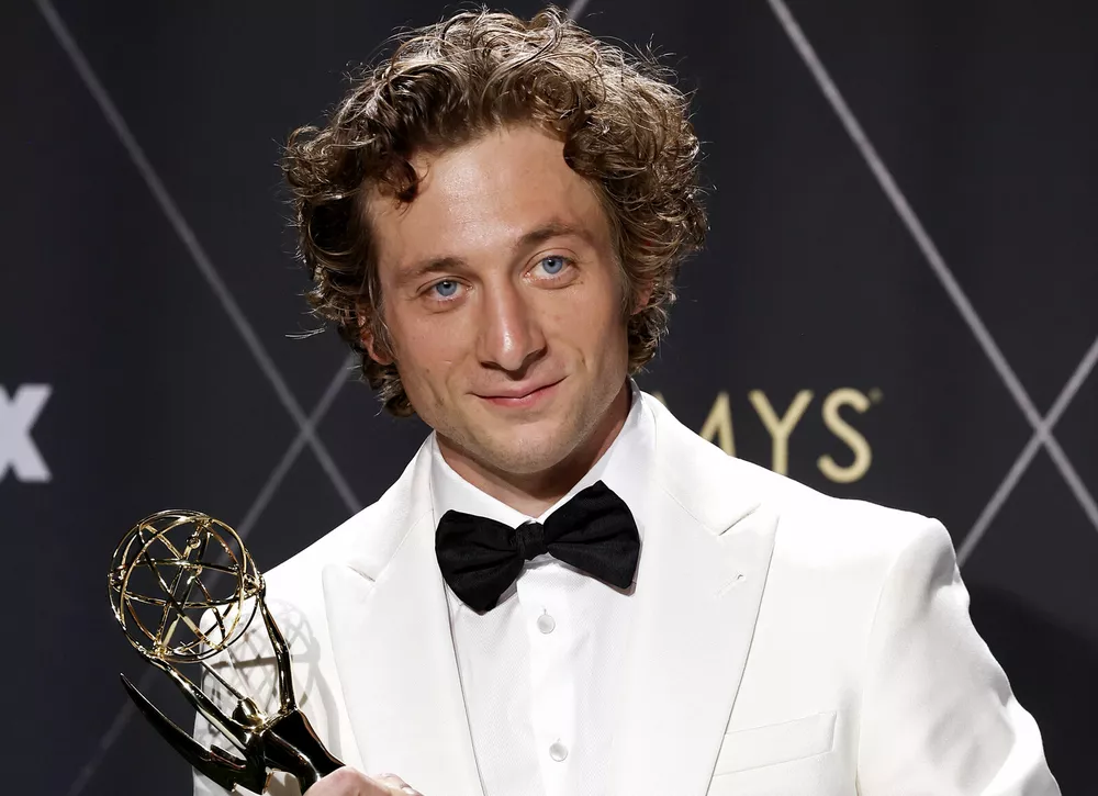 Селена Гомес, Джереми Аллен Уайт, Педро Паскаль с женой и другие: как прошла премия Эмми