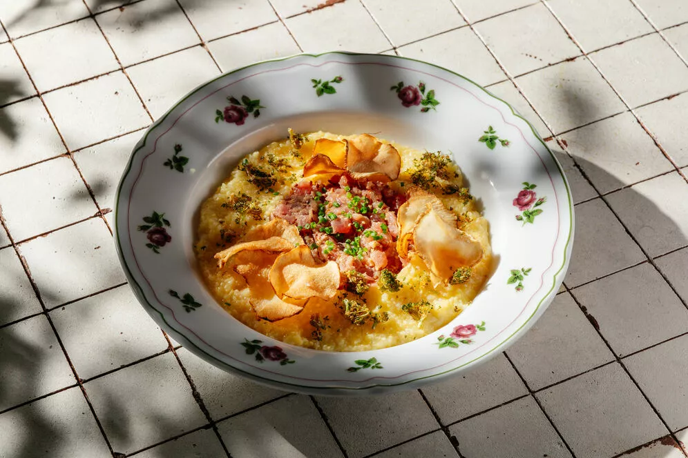 Кукурузная каша с тартаром из тунца и кремом из тархуна