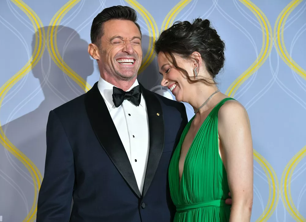 На фоне слухов о романе: Хью Джекман поддержал Саттон Фостер на премьере мюзикла Однажды на матрасе