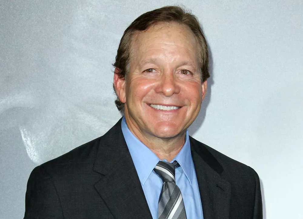 Звезда “Полицейской академии” Стив Гуттенберг устроился волонтером и помогает калифорнийским спасателям