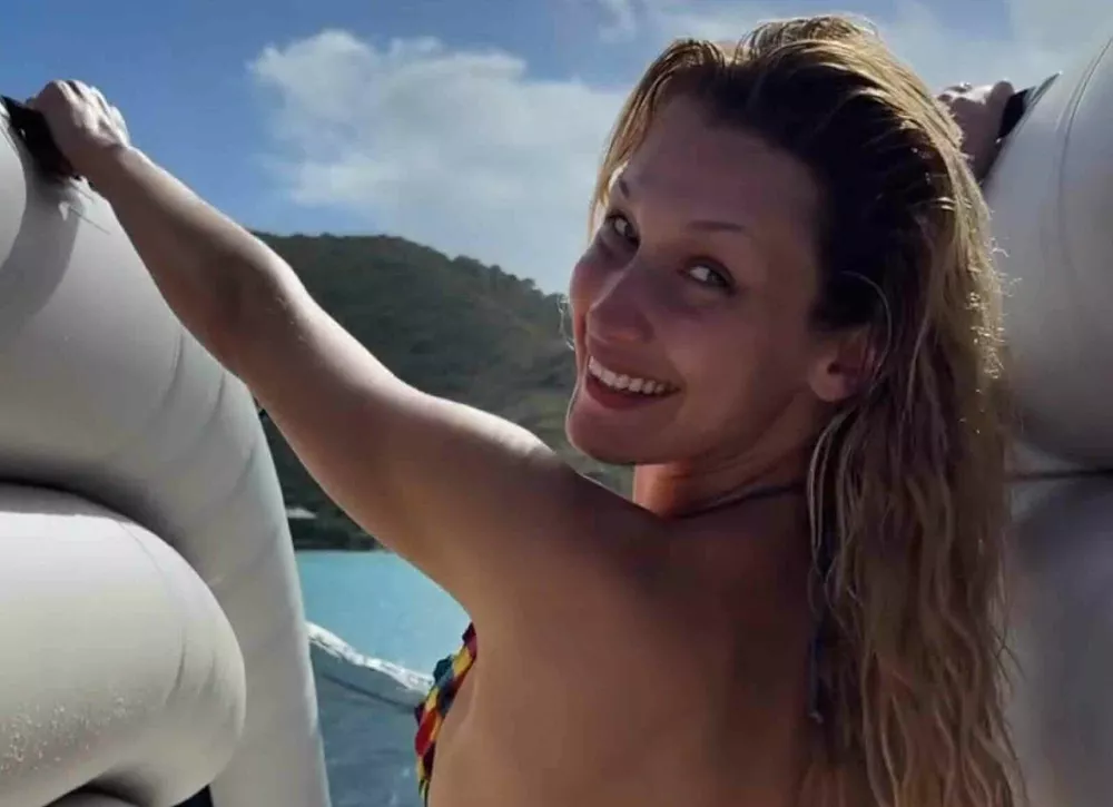 Что нового в соцсетях:  Джей Ло проводит урок по мейкапу, а Белла Хадид загорает на яхте в бикини