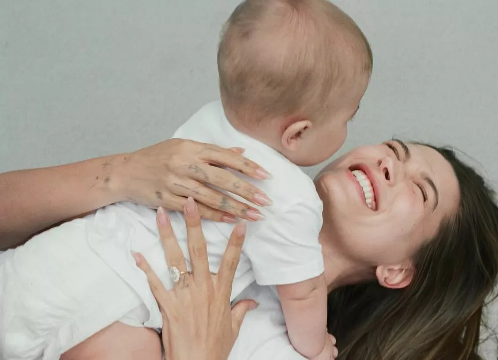 Хейли Бибер выложила редкое селфи с сыном