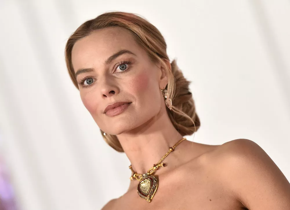 Марго Робби появилась на премьере “Грозового перевала” в колье Элизабет Тейлор