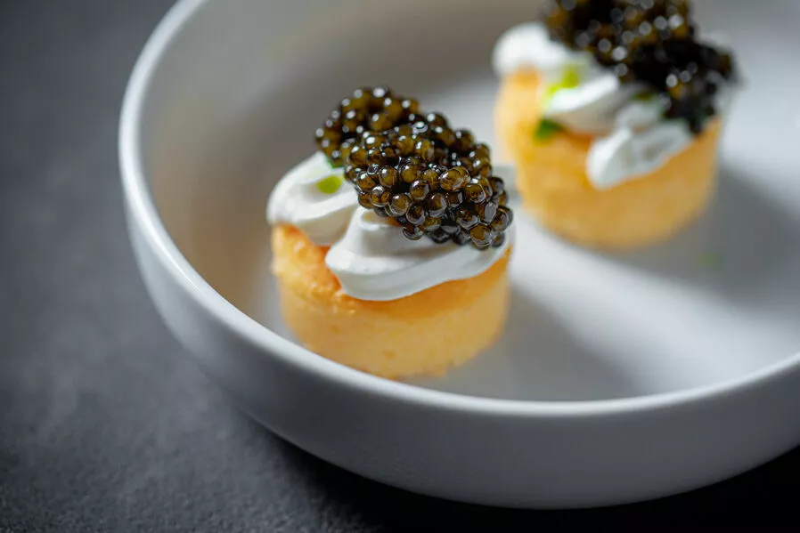 Кукурузные маффины с мацони из козьего молока и осетровой икрой