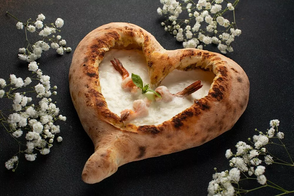 “Лодочка” с креветками и курицей в соусе том-ям в Megobari