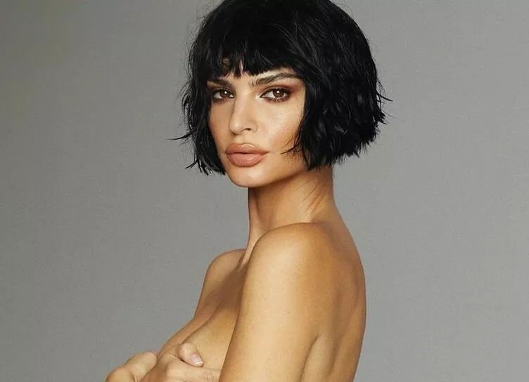 Эмили Ратажковски рассекретила новый роман и опубликовала откровенные снимки 