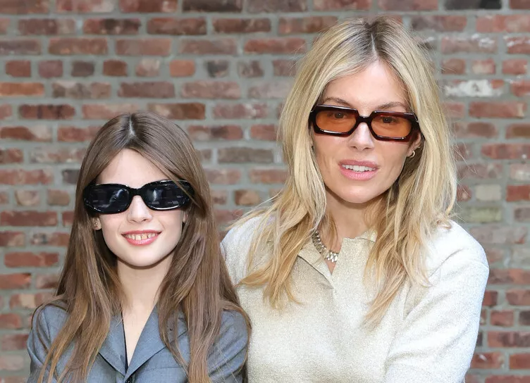 Фото дня: Сиенна Миллер с дочерью на Неделе моды в Нью-Йорке