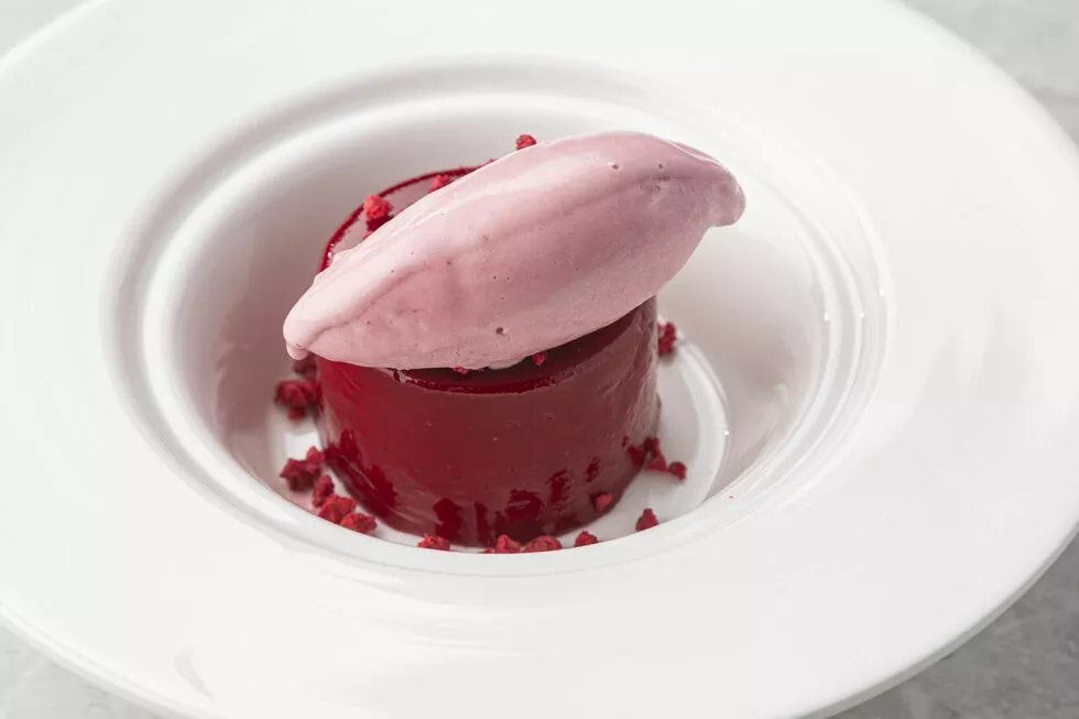 Бисквитный торт с халвой и мороженым из малины