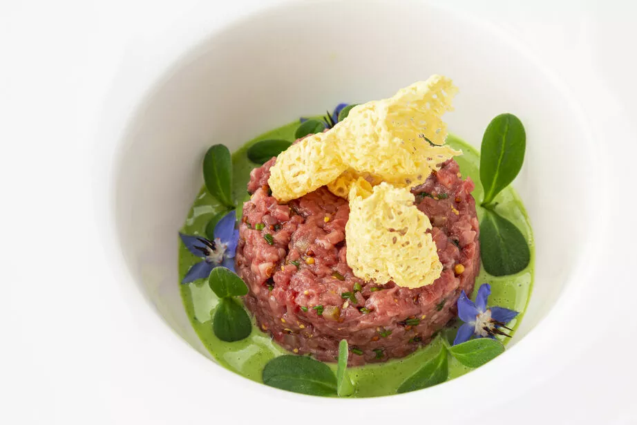 Тартар из говядины с чипсами из кальмара и соусом из огурца