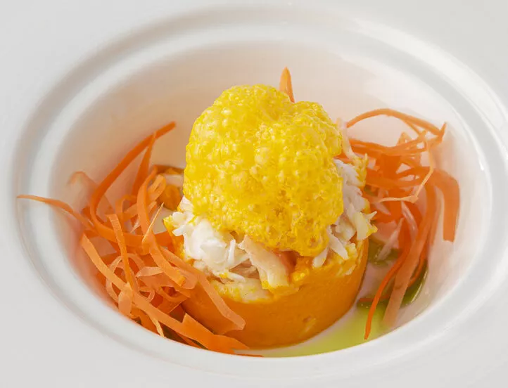 Песто из моркови с крабом и пеной из биска