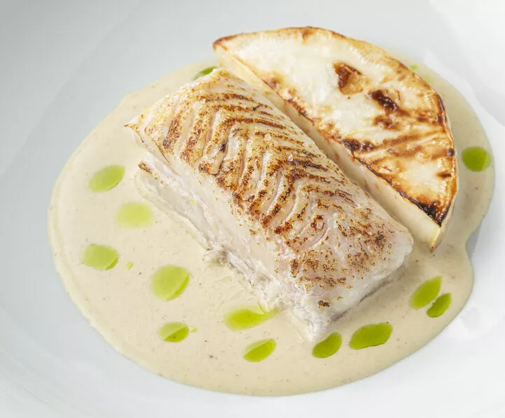 Треска су-вид со стейком из корня сельдерея и соусом из креветок