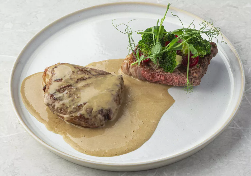 Стейк рибай с брокколи, маринованным луком и соусом из грибов и водорослей