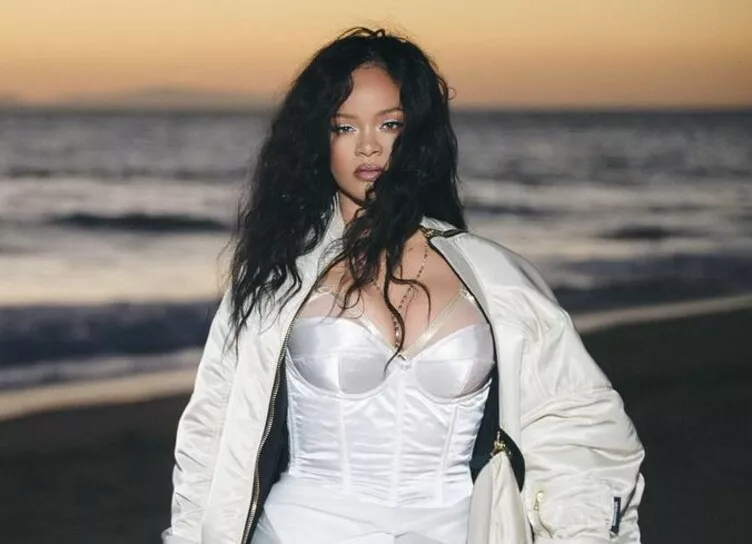Рианна снялась в новой рекламной кампании Savage X Fenty в образе гонщицы