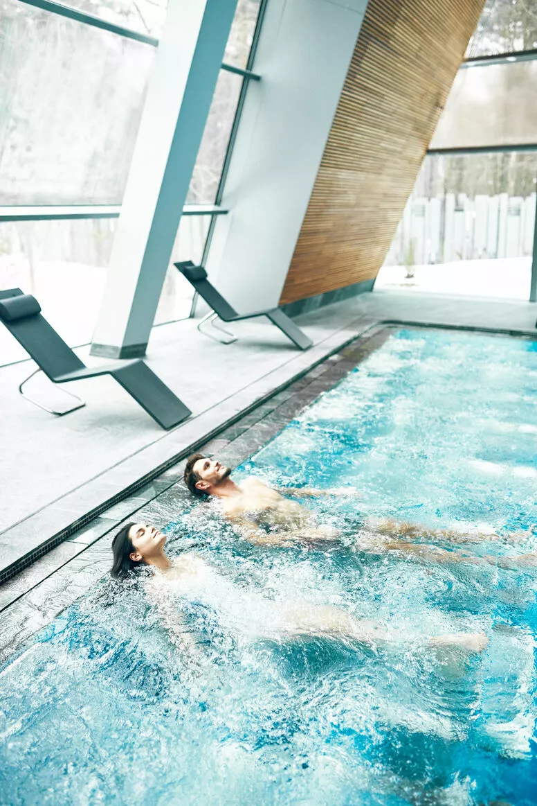 Бассейн с джакузи