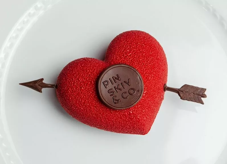 Что подарить себе и своей любви на День святого Валентина — от десертов и спа на двоих до билета беспроигрышной лотереи