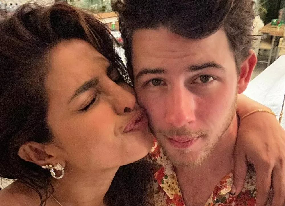 Пострадавшие от плесени Приянка Чопра и Ник Джонас срочно покидают свой особняк