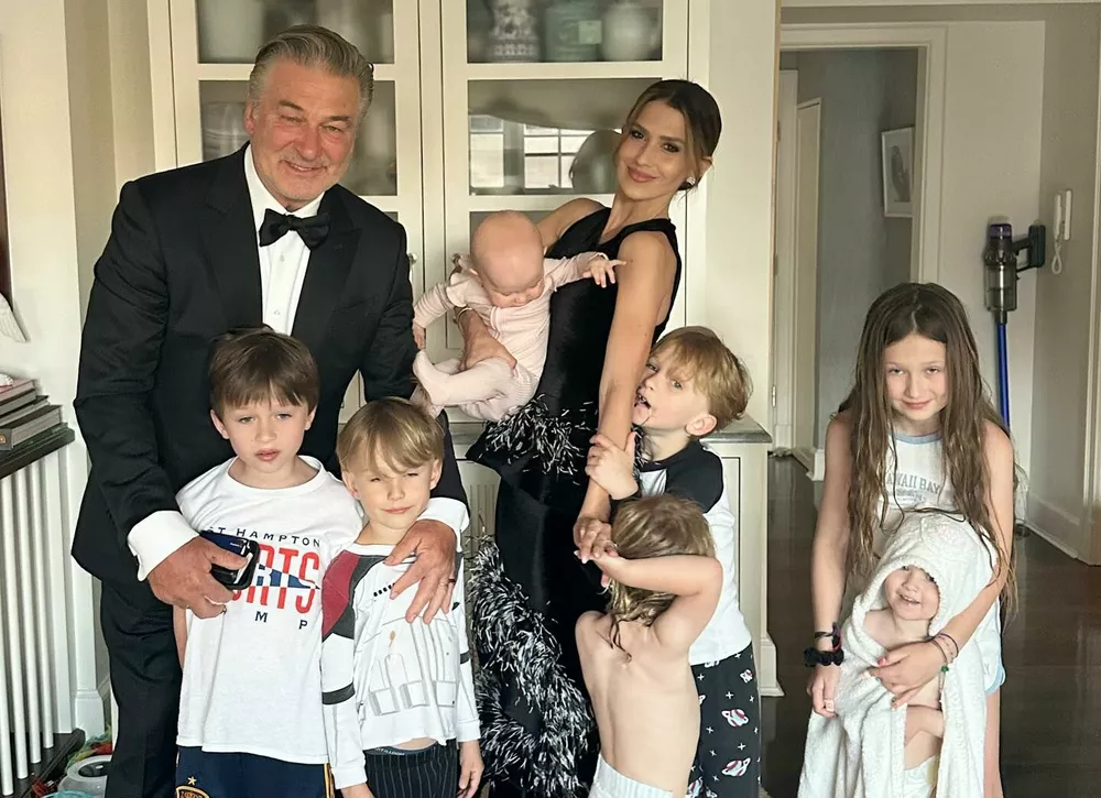 Жену Алека Болдуина жестко раскритиковали за то, что позволила 10-летней дочери нанести макияж