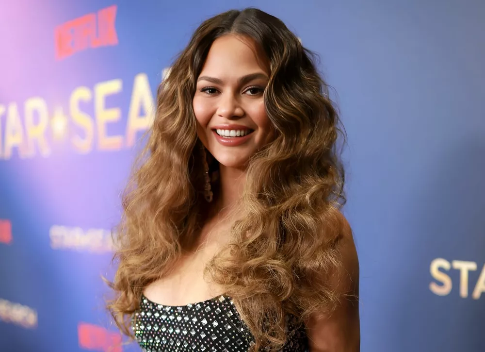 Крисси Тейген появилась на ковровой дорожке в голом платье-кольчуге