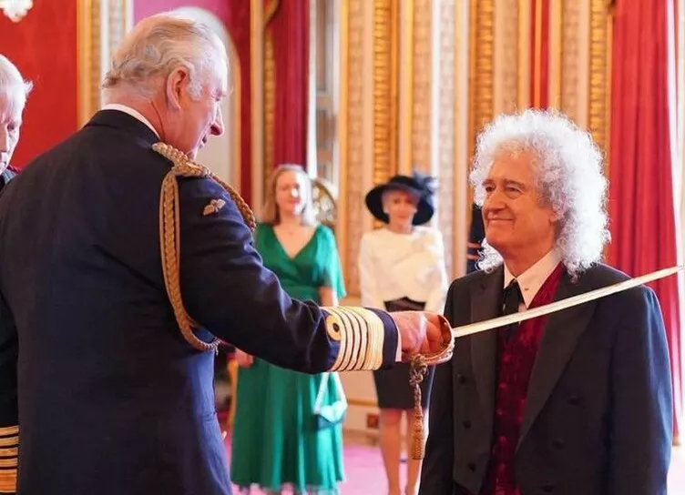 Король Карл III посвятил в рыцари гитариста Queen Брайана Мэя 