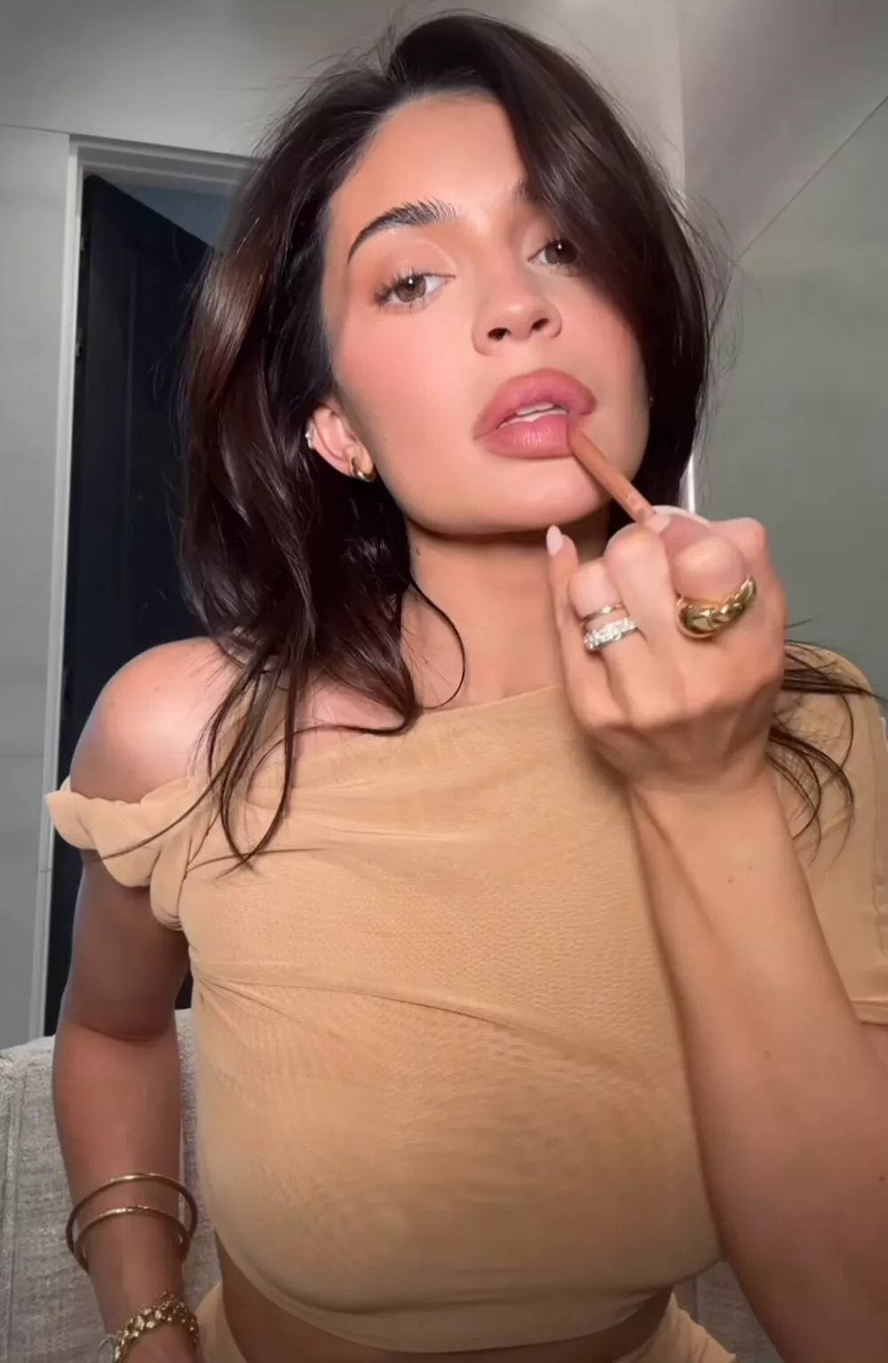 Кайли делает весенний макияж