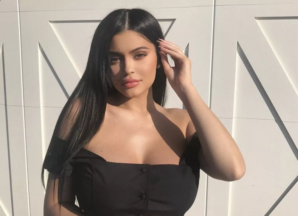 Кайли Дженнер продемонстрировала постройневшую фигуру и раскрыла секреты макияжа