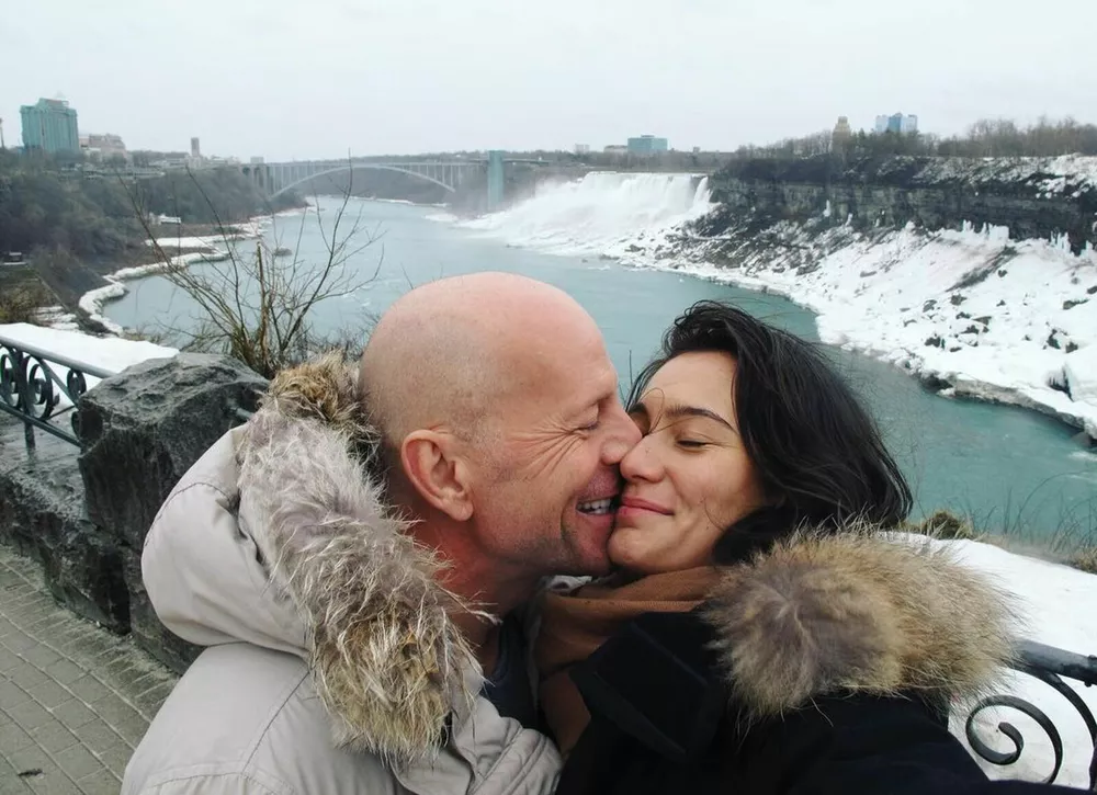 Жена неизлечимо больного Брюса Уиллиса опровергла слухи о том, что он перестал наслаждаться жизнью