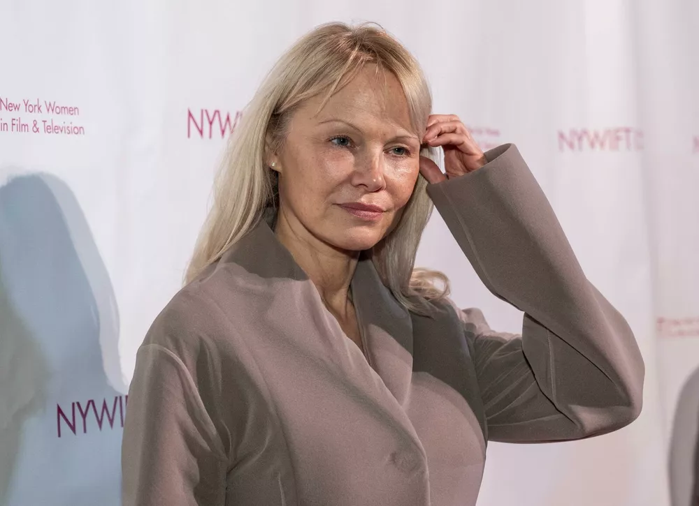 Памела Андерсон вновь вышла на публику без макияжа после того, как другая актриса скопировала ее стиль