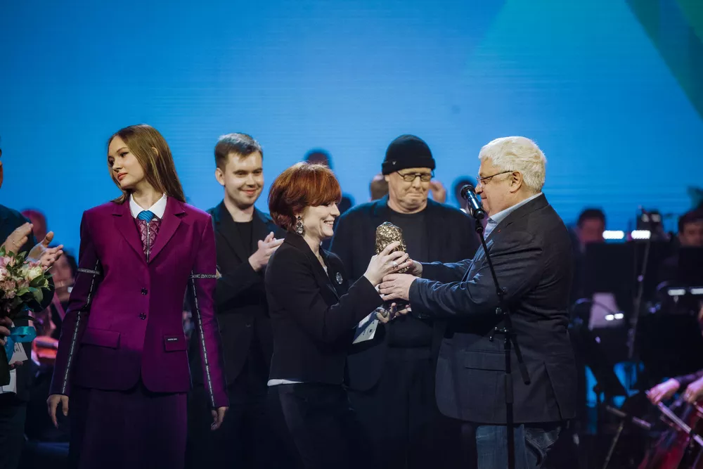 Сергей Члиянц получает награду