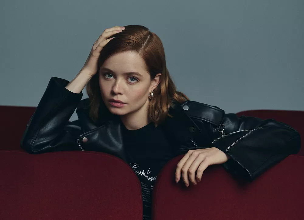 От кинокапсулы с Милой Ершовой до весенней палитры от Саши Терехова: лукбуки новых коллекций 