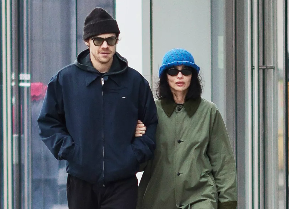 Зои Кравиц нежно обнимает Гарри Стайлса на свидании в Нью-Йорке