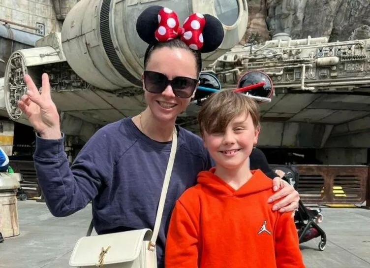 Актриса Кристина Риччи посетила парк развлечений вместе со старшим сыном