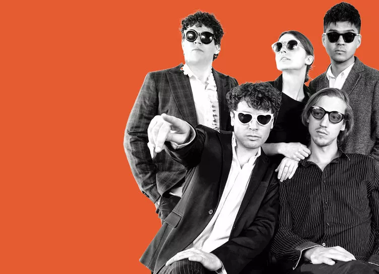 Стихи битников и атмосфера 60-х: почему стоит смотреть спектакль Не могу приехать. Цветет миндаль с Павлом Артемьевым в главной роли