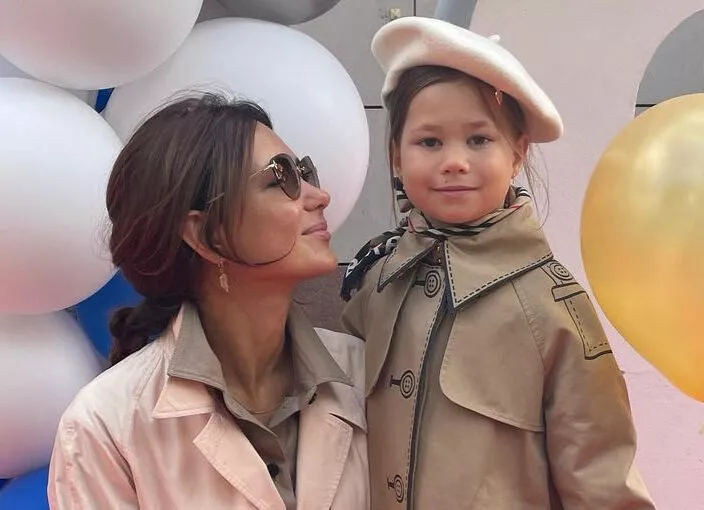Екатерина Климова поддержала дочь на занятиях конным спортом