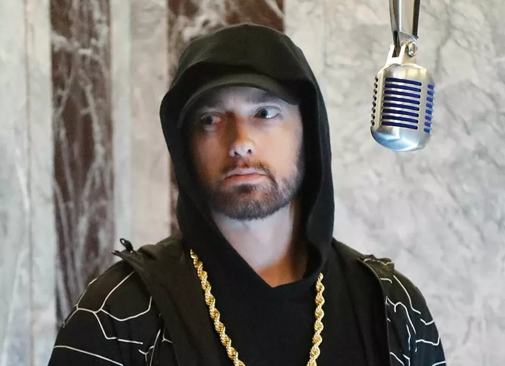 Эминем отметил 16 лет трезвости и показал фанатам необычную награду