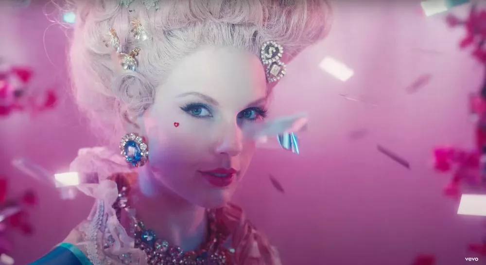 Серьги с буквами “S”  и “N” в клипе - аббревиатура будущего альбома “Speak Now”