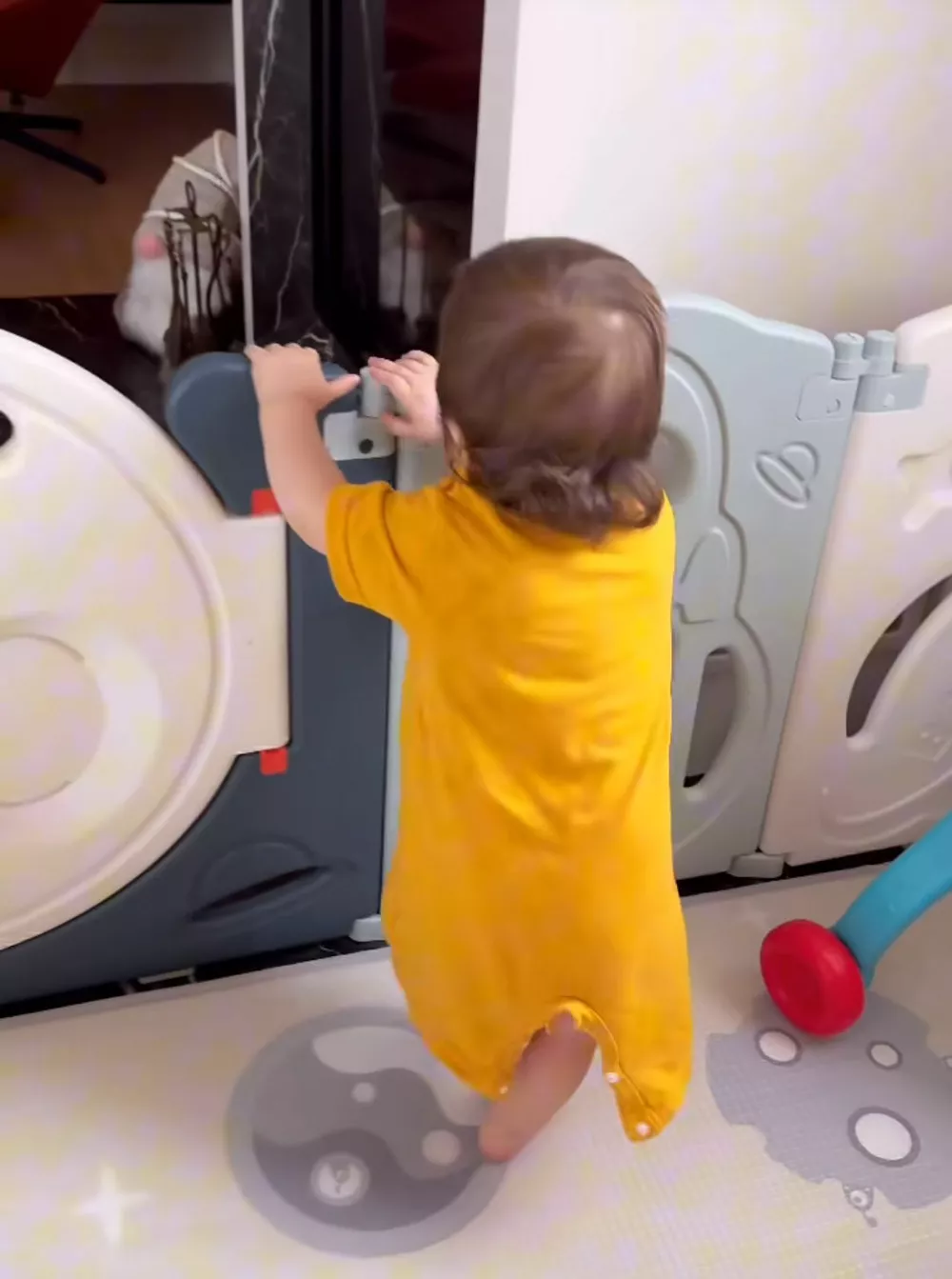 Микаэль делает первые шаги