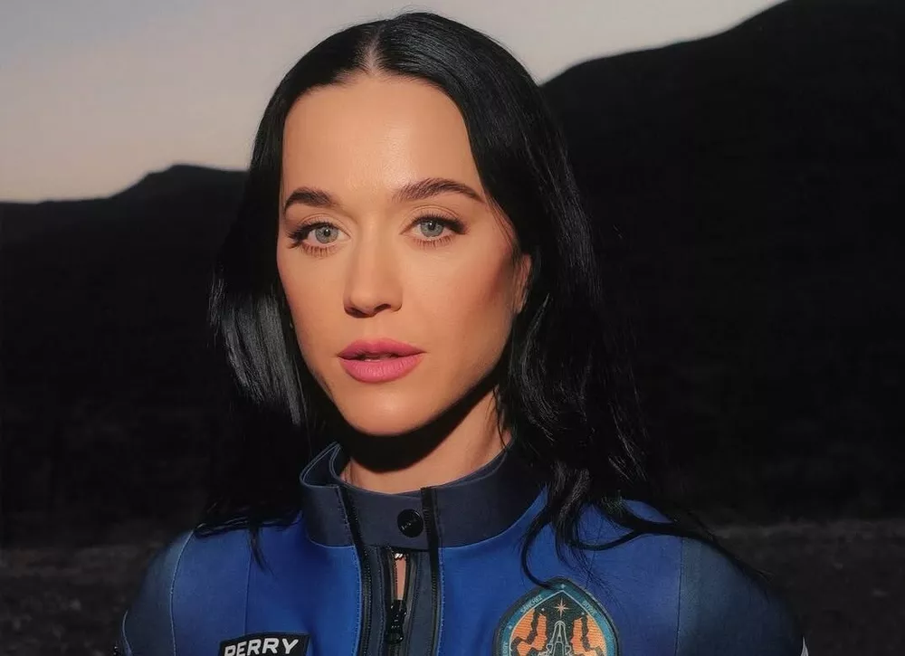 Кэти Перри, Лорен Санчес, Гэйл Кинг: первое фото женского экипажа Blue Origin перед полетом в космос