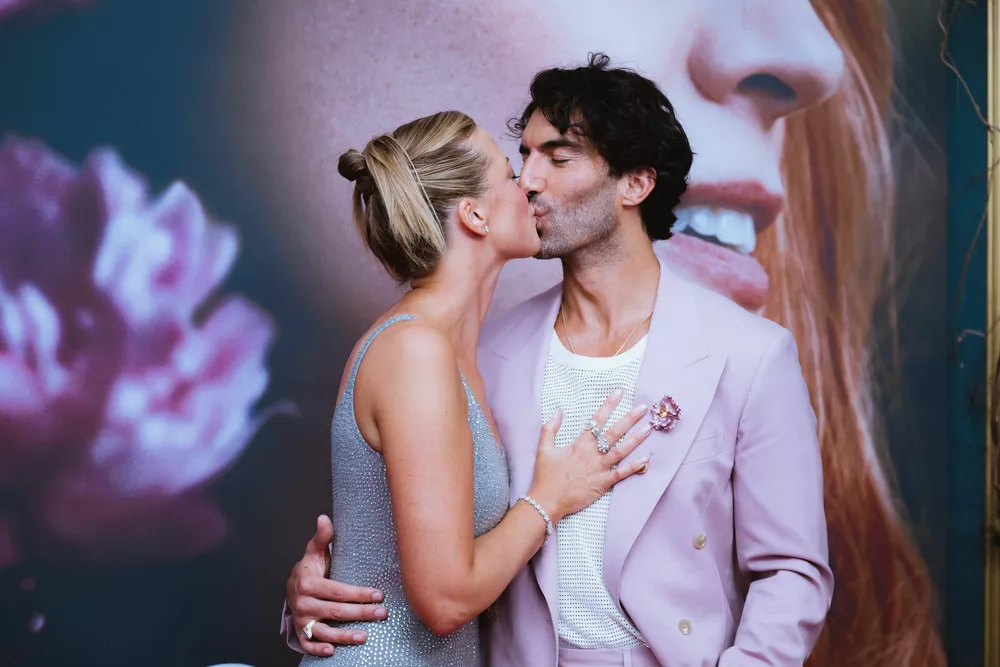 Джастин Бальдони с супругой на премьере “Все закончится на нас”